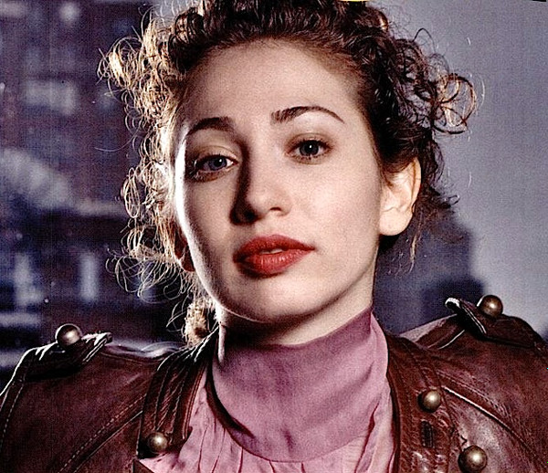 Intim kokrak tatuirovkasi fotosuratlari U oyoqlarini oq külot va mini yubkada yoydi.